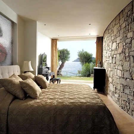 Out Of The Blue Resort & Spa 5*